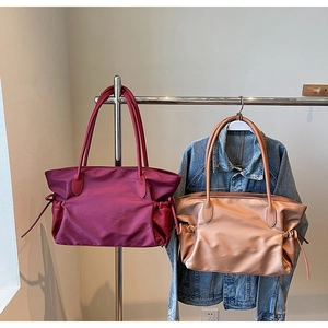 Détail du sac de voyage en nylon imperméable avec cordons et poignées en cuir premium