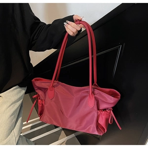 Vue détaillée du grand sac de voyage en nylon rose rouge avec cordon de serrage