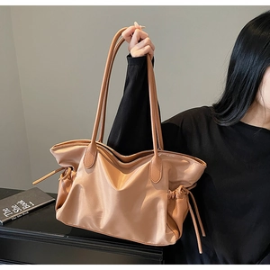 Détails du sac de voyage en nylon kaki avec poignées en cuir et cordon latéral