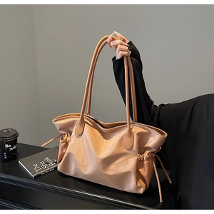 Détail du grand sac cabas kaki avec cordons de serrage latéraux et texture grainée lychee