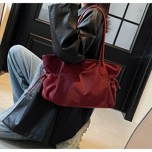 Détail du grand sac cabas bordeaux avec cordon de serrage et texture en nylon