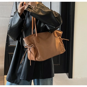 Sac fourre-tout en cuir marron avec cordon de serrage latéral et fines bretelles