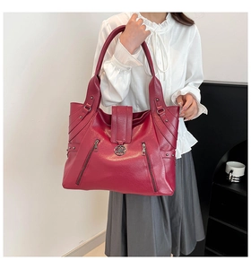 Detailed view of the dark pink tote bag with荔枝纹 pattern and decorative metal hardware