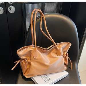 Détail du sac cabas en nylon kaki et cuir avec cordon latéral et longues bandoulières
