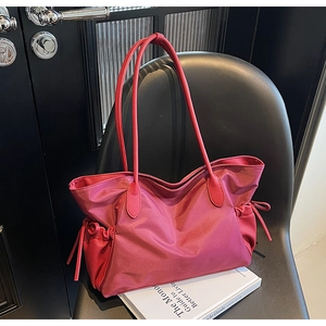 Détails du sac de voyage rouge foncé avec cordons en cuir et tissu imperméable de luxe