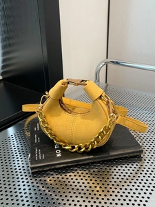 Bolso de media luna amarillo brillante con cadena dorada y acabado de ante suave