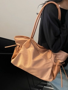Grand sac de voyage en nylon caramel avec poches latérales à cordon et bandoulières robustes