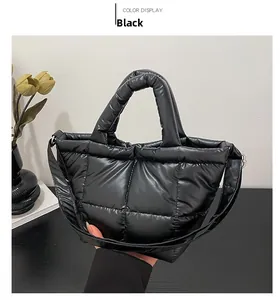 Gros plan sur le sac seau matelassé noir avec texture rembourrée et poignées souples