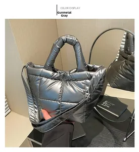 Vue détaillée du sac cabas matelassé gris fusil avec fini métallisé et bandoulière