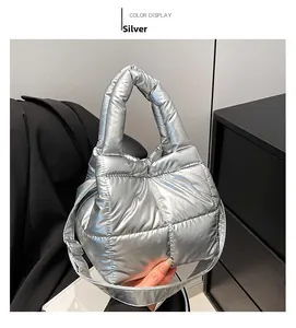 Détail du sac seau matelassé argenté avec finition métallique et texture rembourrée