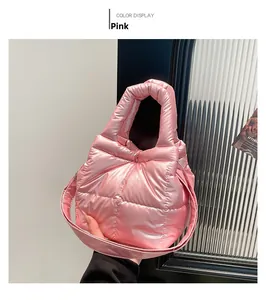 Détail d'un sac bandoulière rose métallisé matelassé avec des motifs à carreaux amples