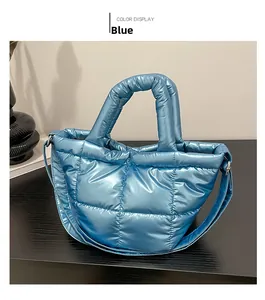 Vue détaillée d'un sac bouffant matelassé bleu vif montrant la texture en nylon brillant