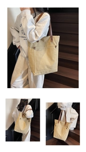 Detalle del bolso tote de lona con asas de cuero y bolsillo exterior funcional