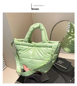 Détail du sac matelassé vert avec texture brillante et poignées rembourrées douces et élégantes