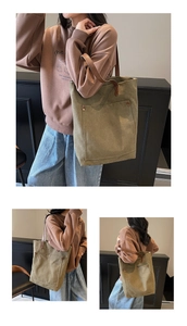 Detalle de bolsa tote grande de lona verde oliva vintage con correas de cuero sintético