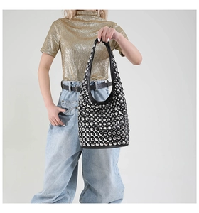 Detailansicht der schwarzen Leder-Hobo-Tasche mit runden silbernen Metallnieten-Verzierungen