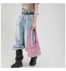 Detail der pinkfarbenen Hobo-Tasche mit silbernen Rundnieten und Reißverschluss