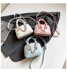 Drei Mini-Muscheltaschen in Weiß, Rosa und Blau mit goldenen Nieten und Ketten-Details