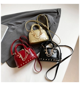 Detailansicht von Mini-Muscheltaschen mit Goldnieten in Gold, Rot und Schwarz