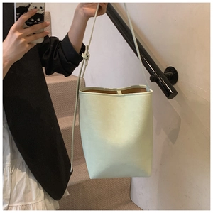 Hellgrüne Beuteltasche in einem Lifestyle-Spiegel-Selfie zur Größen- und Styling-Referenz