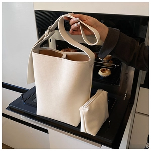 Nahaufnahme der weißen Bucket Bag mit Lychee-Muster, Innentasche und breitem Gurt