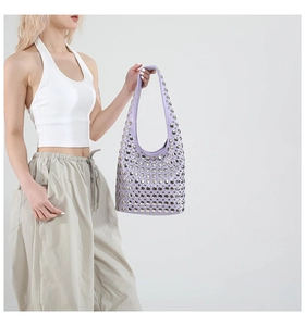 Detail einer lila Hobo-Tasche mit silbernen Metallnieten im trendigen Punk-Street-Style