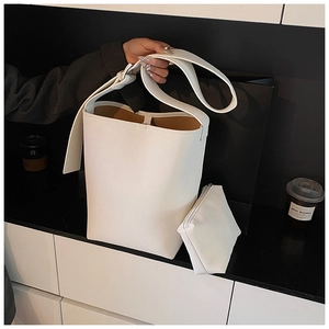 Detail der weißen Beuteltasche aus Leder mit großem Fassungsvermögen und Innentasche