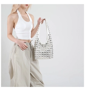 Modische weiße Achseltasche mit silbernen Nieten-Akzenten, am Modell präsentiert