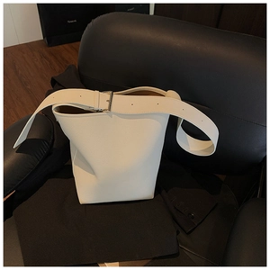 Detailansicht der weißen Bucket Bag mit Litschistruktur und breitem Schultergurt