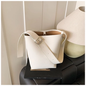 Detailansicht der weißen Leder-Beuteltasche mit Silberschnalle und braunem Futter