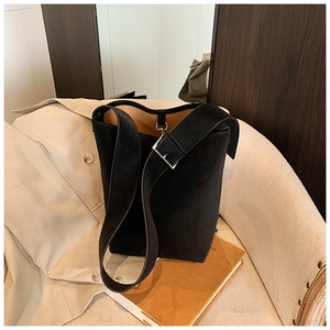 Detailansicht der schwarzen Eimer-Tasche mit Lychee-Ledertextur und silberner Schnalle