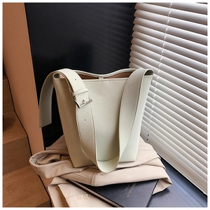 Nahaufnahme der hellgrünen Eimer-Tasche aus genarbtem Leder mit silberner Schnalle
