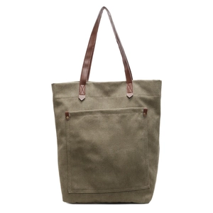 Bolso tote minimalista de lona verde oliva con asas de cuero marrón y bolsillo frontal