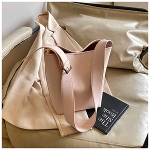 Detail der minimalistischen Bucket Bag mit Litchi-Textur und verstellbarem Riemen