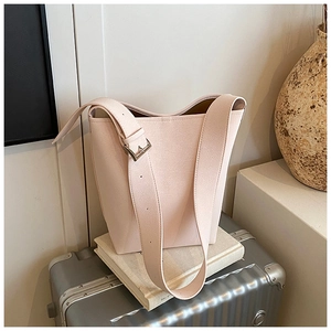 Nahaufnahme der rosa Beuteltasche mit strukturiertem Leder und breitem Schultergurt