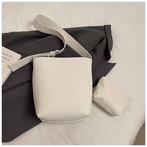 Detailansicht der cremefarbenen Beuteltasche mit hochwertiger Lederstruktur und Innentasche