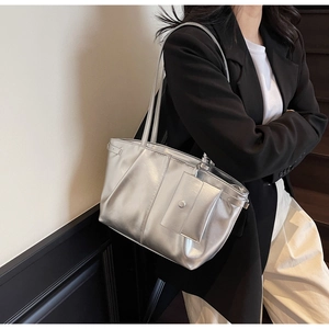 Silberne Metallic-Tote-Tasche aus Ölwachs-Kunstleder mit passendem kleinen Beutel