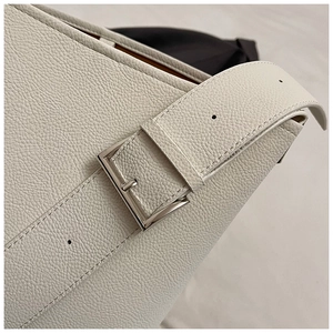 Detail der weißen Lederhandtasche mit litchi-narben und silberner metallschnalle nahtlos