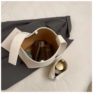 Detailansicht der cremeweißen Beuteltasche mit großem Platzangebot für Kosmetik
