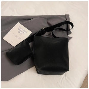 Detailansicht des großen schwarzen matten Beuteltaschen-Sets mit passender kleiner Tasche