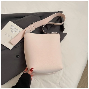Nahaufnahme der rosa Beuteltasche mit Litschi-Maserung und verstellbarem breitem Schultergurt
