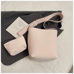 Detailansicht des rosa PU-Leder Beuteltaschen-Sets mit passendem Beutel und Gurt