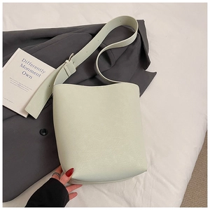 Nahaufnahme der mintgrünen Beuteltasche mit Kieselledertextur und verstellbarem Riemen