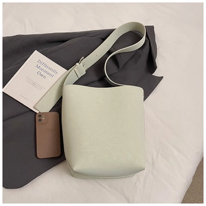 Detail der mintgrünen Eimertasche mit breitem Gurt und strukturierter Kunstleder-Optik