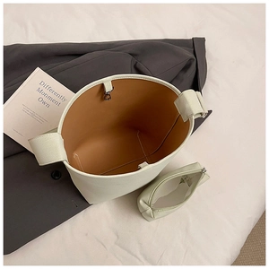 Detailansicht der cremefarbenen Leder-Beuteltasche mit braunem Futter und kleiner Tasche