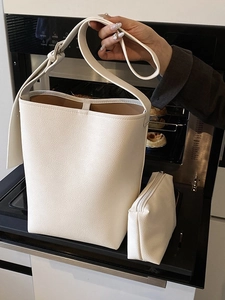 Minimalistische beige Leder-Beuteltasche mit passender Innentasche für den Damen-Alltag