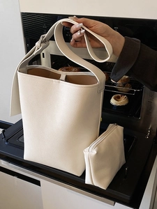 Große cremeweiße Leder-Eimertasche im Set mit passender Innentasche für Damen