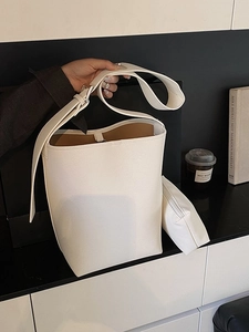 Minimalistisches beiges Beuteltaschen-Set mit verstellbarem Gurt für Damen