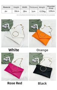 Détail des pochettes enveloppes en quatre couleurs avec anneau et chaîne dorée