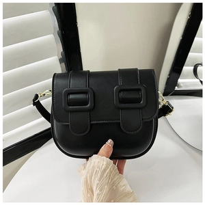Détail du sac de selle noir classique en cuir PU mat avec boucle en métal doré